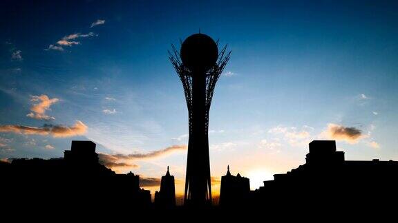 在哈萨克斯坦首都阿斯塔纳美丽的日落上Bayterek塔的剪影