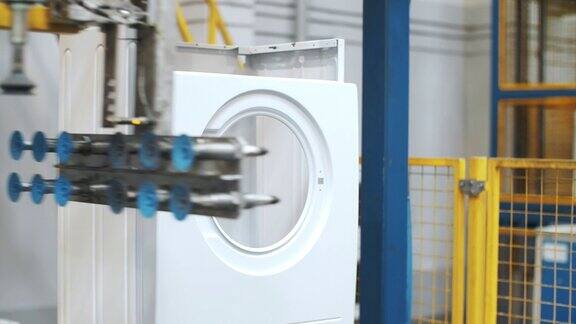 在工业工厂的机器人设备上装配洗衣机