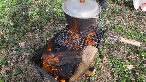 保龄球锅在森林里着火了用新鲜空气做饭