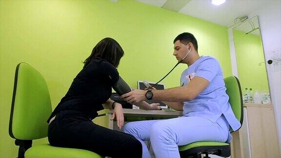 一位年轻的医生给病人量血压多莉拍摄