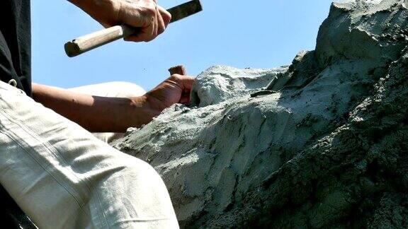 雕刻家用凿子和锤子加工石头
