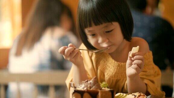 甜食:可爱的亚洲女孩喜欢吃冰淇淋