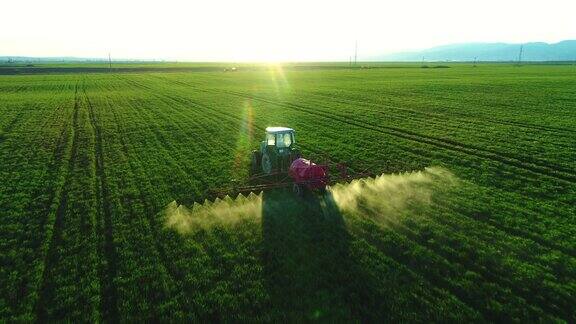 农用拖拉机在田间喷洒农药航拍