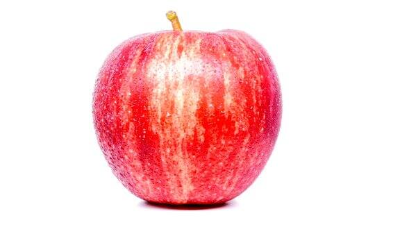 新鲜的苹果与滴停止和旋转的白色背景