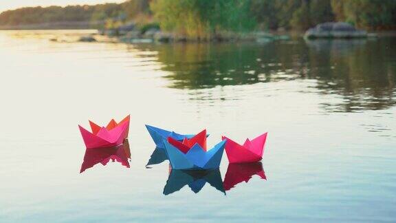 彩色纸船在水里