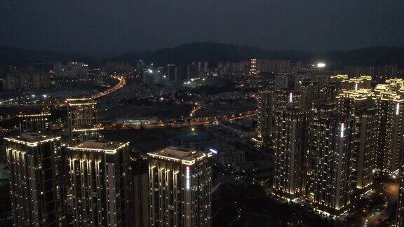 高楼大厦、高速公路、繁华城市的夜景