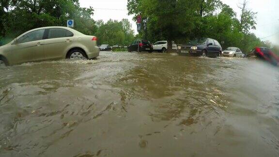 洪水过后汽车行驶的道路