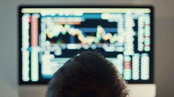 股票市场交易员在台式电脑上工作的背影多利镜头