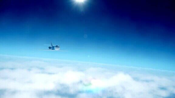 私人飞机晚上飞过云层