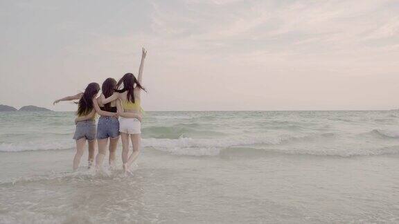 4K分辨率亚洲女人快乐群朋友享受暑假和有趣的海滩上