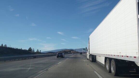 货车或挂车货运集装箱运输货物美国高速公路