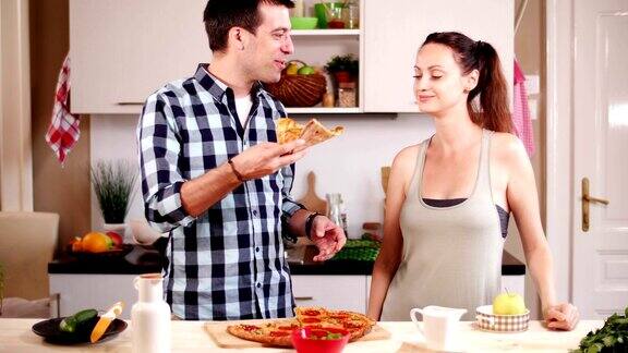 男朋友在家给女朋友吃披萨