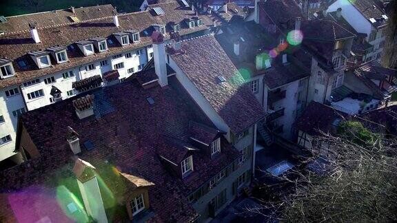 春天的早晨欧洲小镇瓦片屋顶上的景色好天气