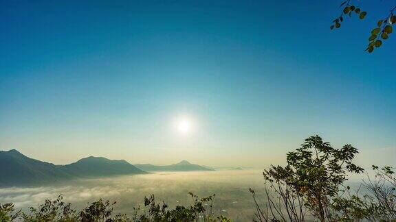 风景的山与雾流动的早晨日出时间流逝视频
