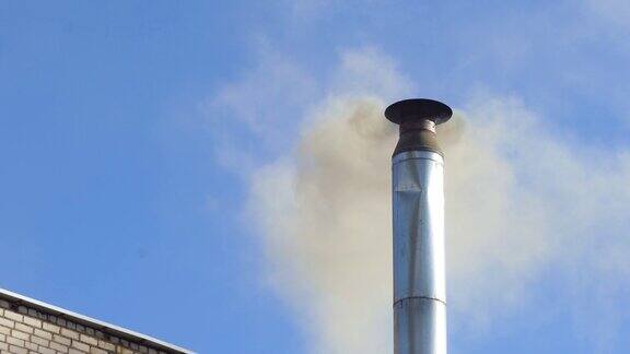 烟从房子的烟囱里冒出来中国的房子房子有壁炉