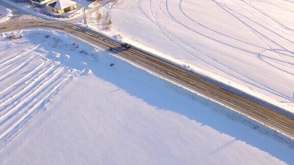 雪地和道路鸟瞰图在苔原路上的汽车俯视图