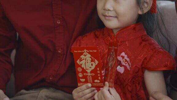 可爱的中国女孩穿着传统服装