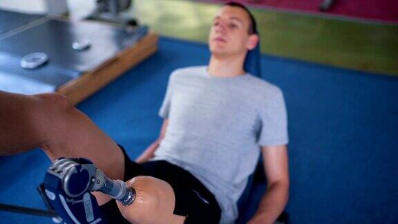 一个年轻的截肢男子在做压腿运动