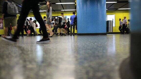 忙碌的人们走在香港地铁站里