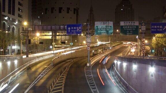 中国上海一条繁忙高速公路的时间流逝