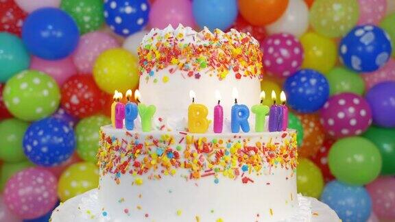 生日蛋糕彩色背景上有蜡烛