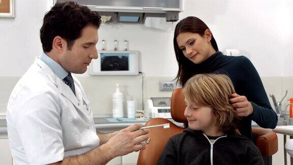 HDDOLLY:牙医教一个男孩如何刷牙