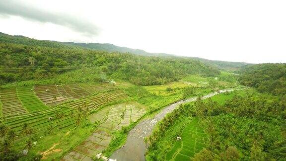 巴厘岛河边的空中乡村