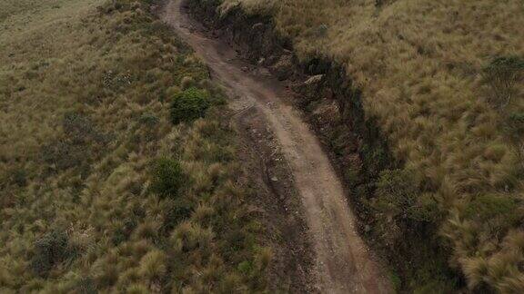 鸟瞰图沿着一条土路在安第斯山脉看起来非常粗糙很难开车过去