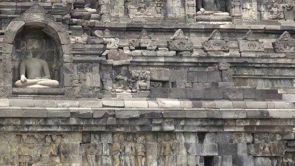 婆罗浮屠(Borobudur或Barabudur)是位于印尼中爪哇马杰朗(Magelang)的一座9世纪大乘佛教寺庙