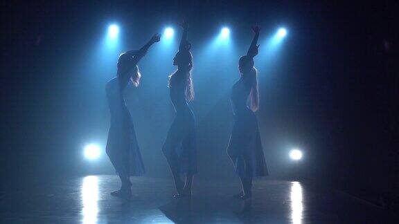 三个迷人的芭蕾舞者跳现代芭蕾