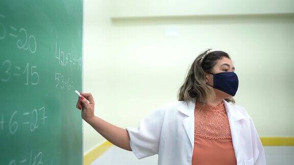 教师在课堂上使用防护口罩进行教学