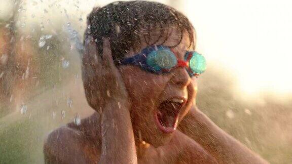 电影慢镜头60帧每秒4k分辨率一个孩子尖叫着耳朵捂住了双手被水淹没了