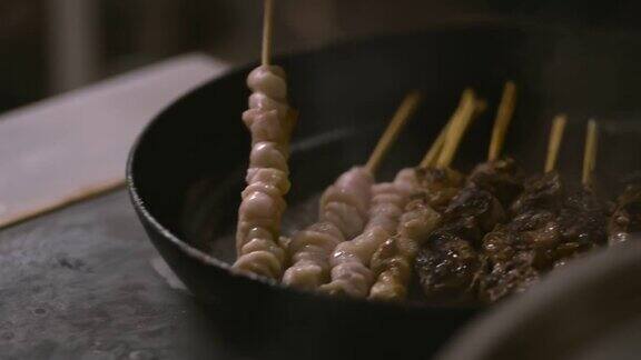 准备肉在煎锅里烤热烤肉鸡串在咖啡馆准备食物