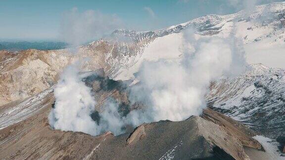 鸟瞰图吸烟活火山火山口火山口内的火山全景景观地形地标性自然旅游场所无人机镜头雾蒙蒙的宏伟的冒着蒸汽的山史诗拍摄野生动物4k