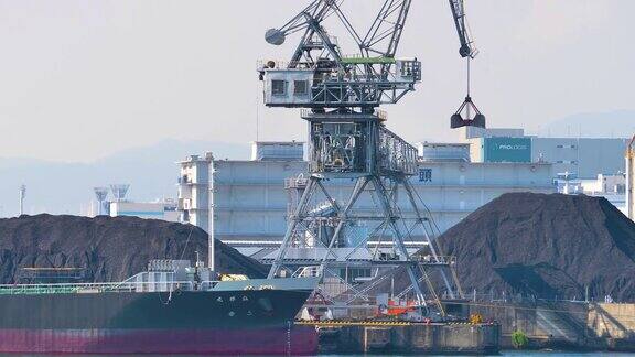 一个巨大的塔式起重机在建筑工地在日本大阪