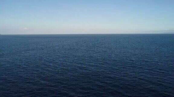 在夏季的开放平静的海洋的鸟瞰图