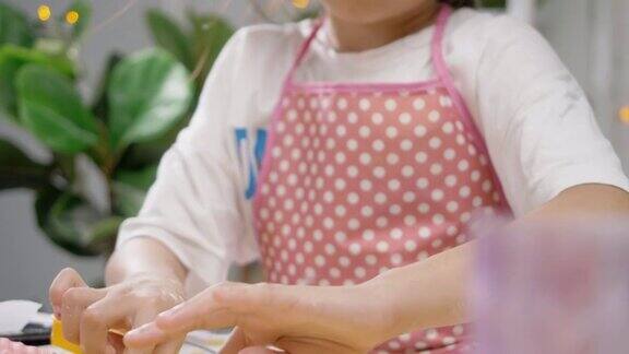 亚洲女孩用饼干切割机塑造自制饼干庆祝圣诞节生活理念