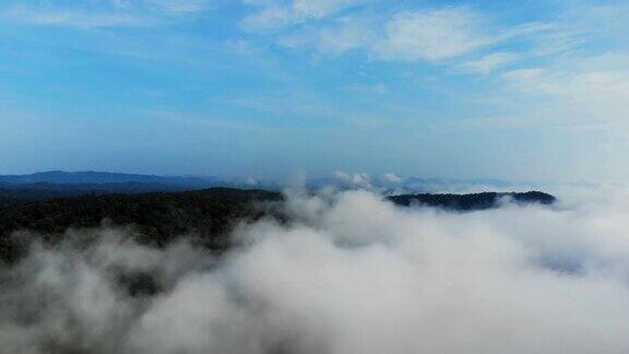 泰国北部山区晨雾景观鸟瞰图在美丽的云中飞过高山航空摄影机镜头