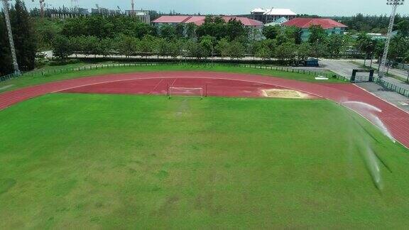 足球场上的目标空跑道跑道在俯视图上无人机拍摄的