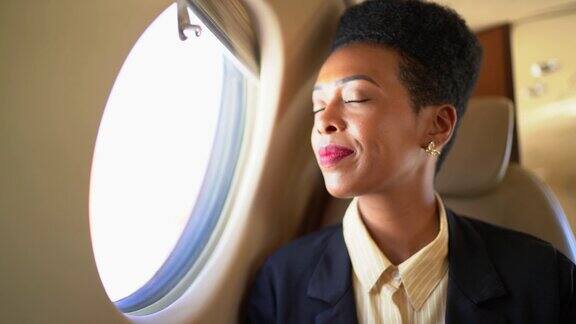 女商人一边打电话一边透过商务飞机窗口看东西