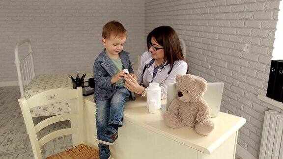 儿科医生给小孩一瓶药丸