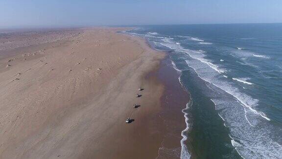 4K天线缩小视野的车队4x4车辆行驶在骸骨海岸纳米布沙漠纳米比亚