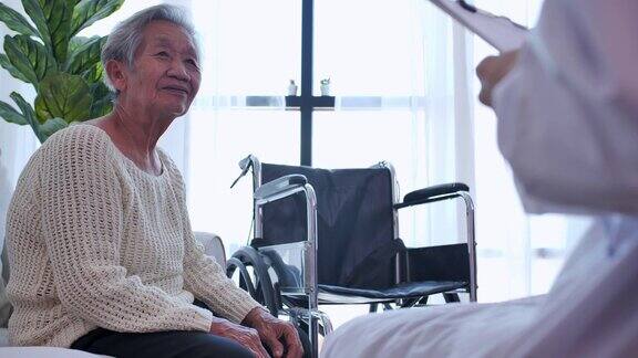 亚洲老年妇女与年轻女护士医生交谈帮助病人在家体检医疗咨询老年祖母倾听照顾者给予的支持医疗照顾老年人护理退休志愿者医院教育养老院