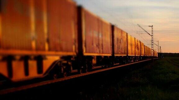 日落时经过的货运火车