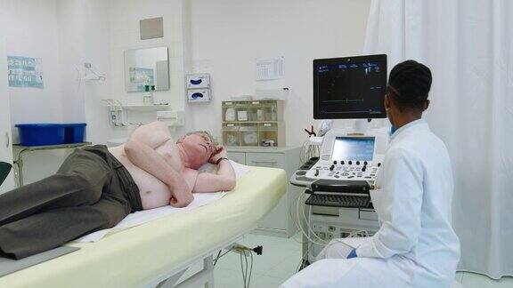 女医务专业人员为成年男子做心脏超声检查