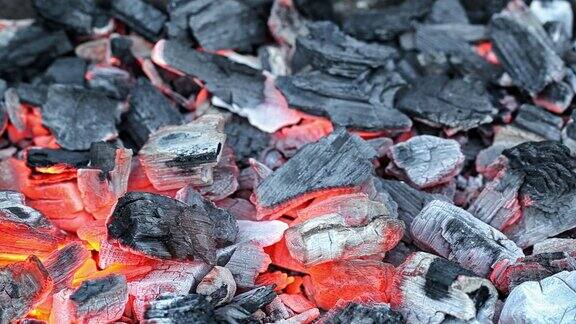 木炭在烤架上燃烧