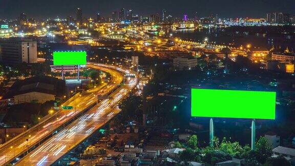 4k时间流逝绿色屏幕的广告广告牌在交通的道路在晚上