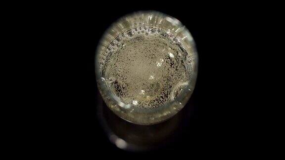香槟倒进玻璃杯里特写缓慢的密苏里州