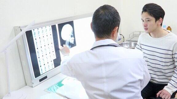 亚洲医生正在给病人做x光检查