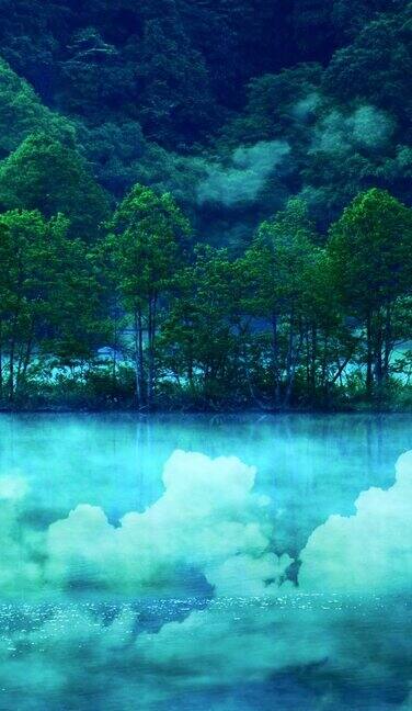 流动的云在森林湖清澈的森林湖泊和流动的云的图像